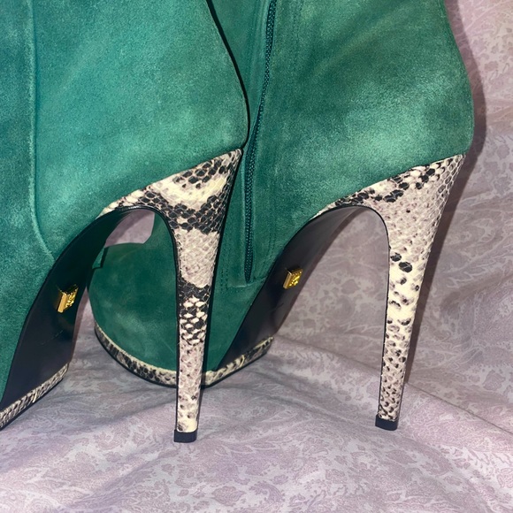 Pour La Victoire Green Suede Snakeskin Heel Platform Booties Size 9 EUC - Picture 6 of 13